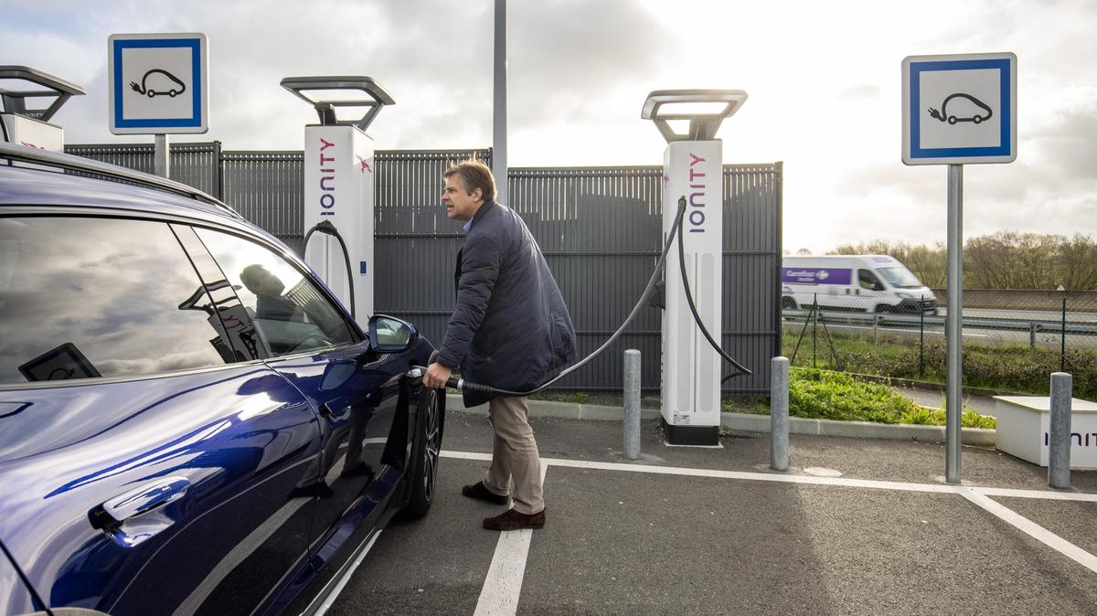 Véhicules électriques : 240.000 bornes de recharge supplémentaires  déployées d'ici 2030, annonce Macron