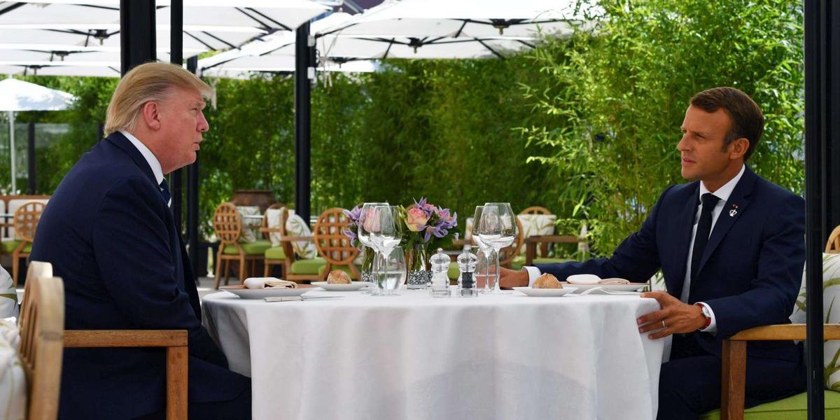 G7 à Biarritz : déjeuner improvisé entre Emmanuel Macron et Donald Trump à  l'Hôtel du Palais