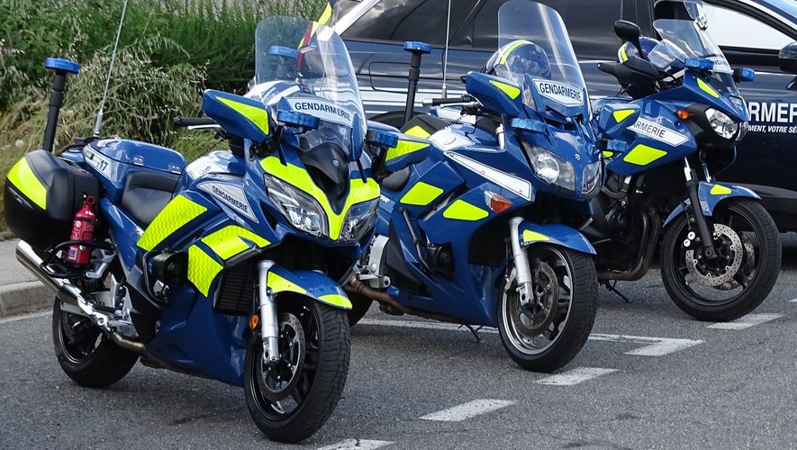 La voiture se déporte et percute plusieurs véhicules de gendarmerie en  marge d'un G7, un mort et deux blessés - centrepresseaveyron.fr
