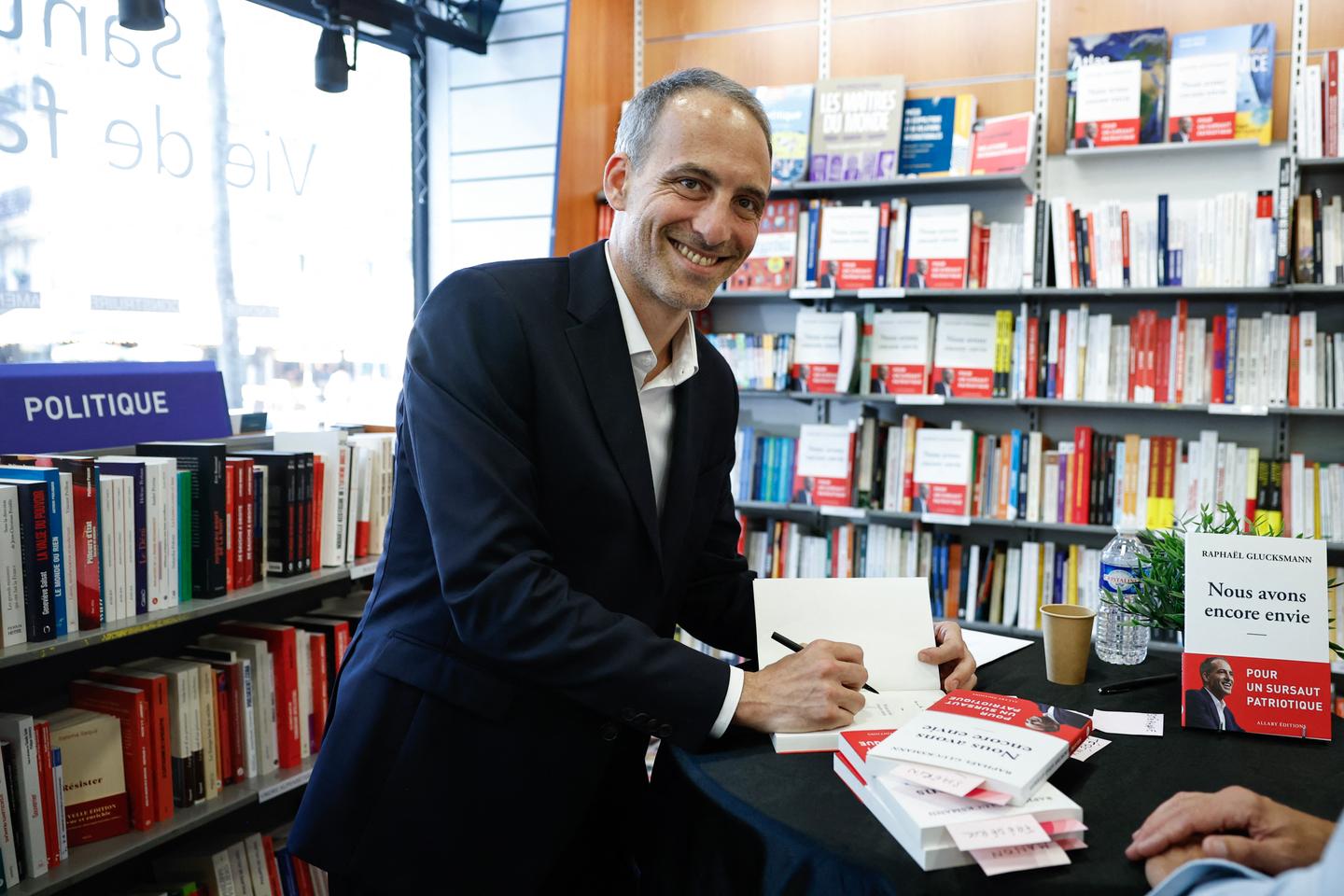 Présidentielle 2027 : Raphaël Glucksmann veut tenter d'écarter les doutes  lors d'un meeting à haut risque à Aubervilliers