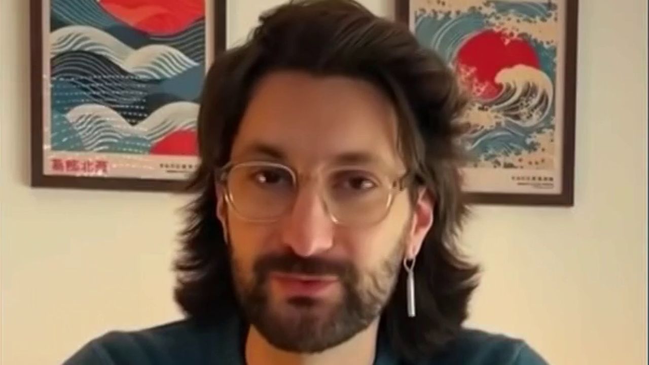 Le sosie de Pierre Niney ? Ce coiffeur enflamme les réseaux sociaux en  raison de sa ressemblance frappante avec l'acteur | TF1 Info