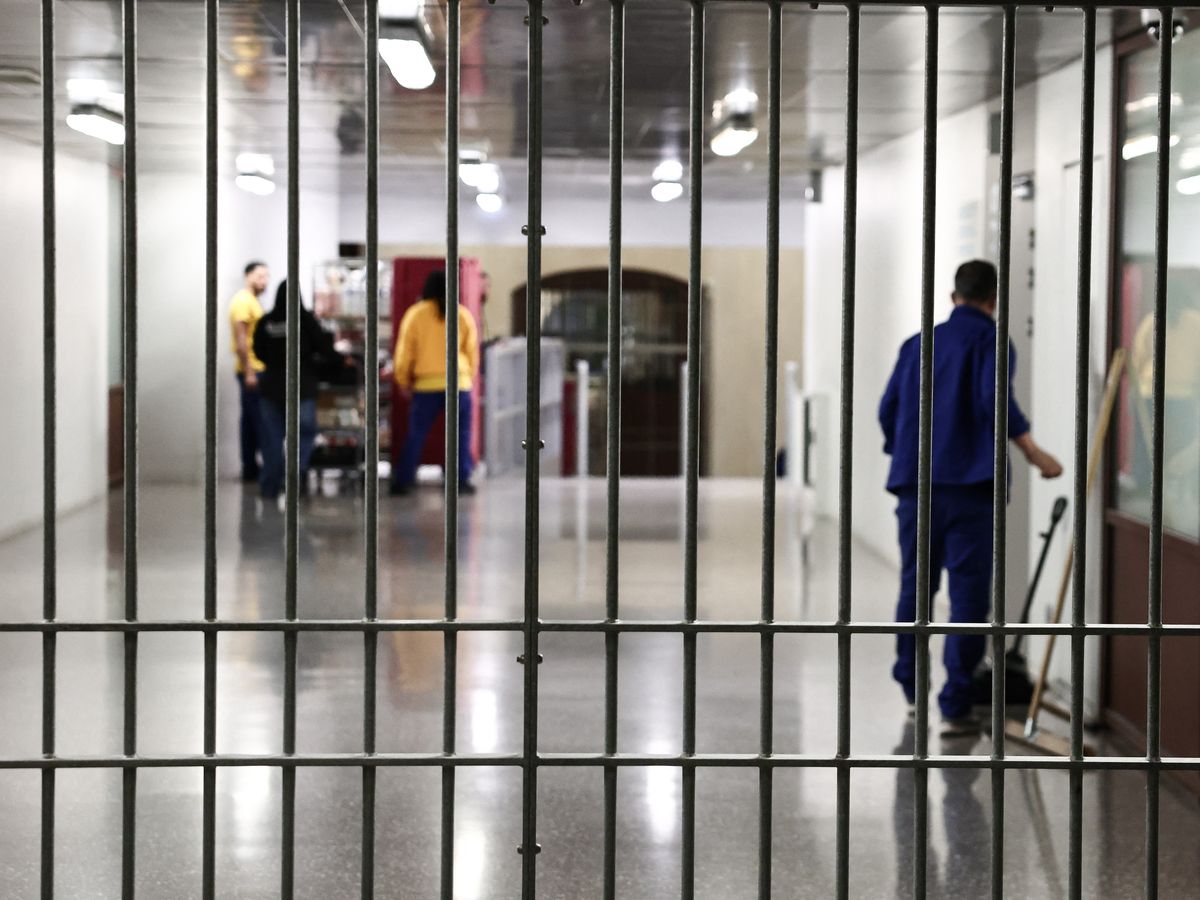 Evasion de Villepinte : le surveillant de prison interpellé mercredi a été  mis en examen et écroué – franceinfo