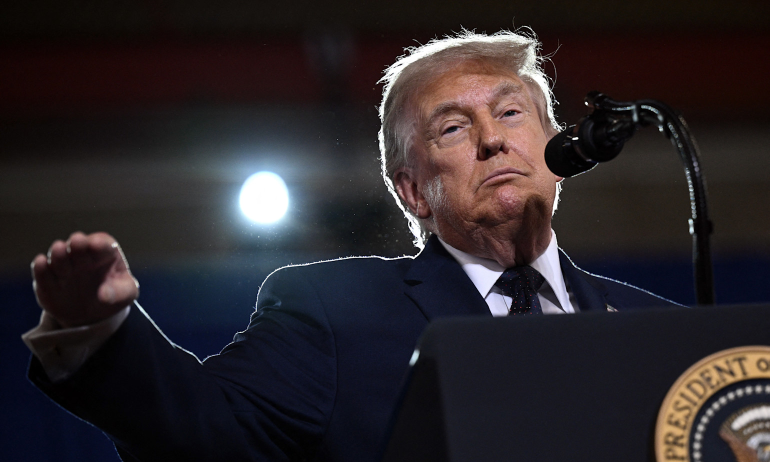 Le temps joue en notre faveur" : Donald Trump tempère les espoirs d'un  accord rapide avec l'Iran