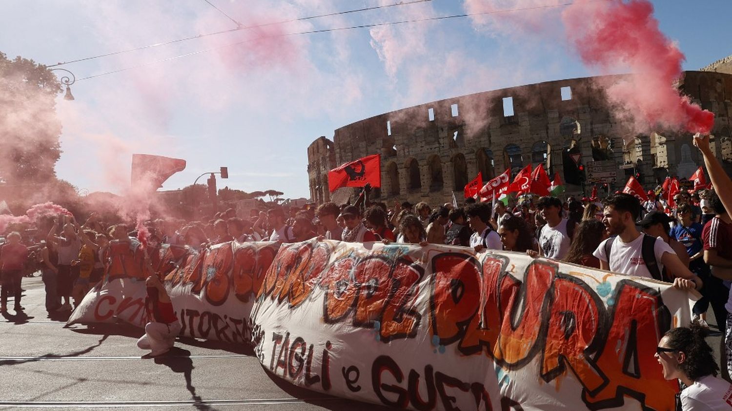 Des milliers de manifestants défilent en Italie contre la politique du  gouvernement ultraconservateur de Giorgia Meloni – franceinfo