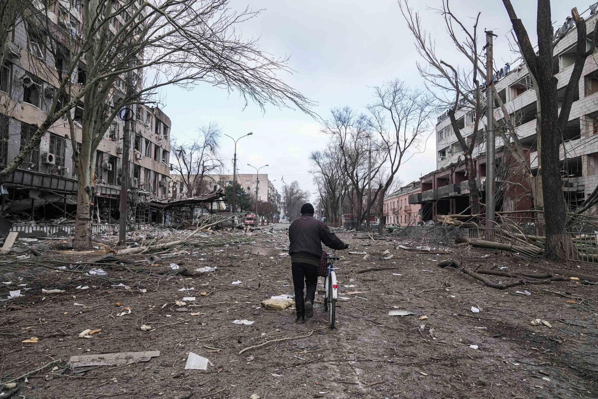 Guerre en Ukraine : après plus de deux semaines de conflit, l'armée russe  bute encore sur le port de Marioupol