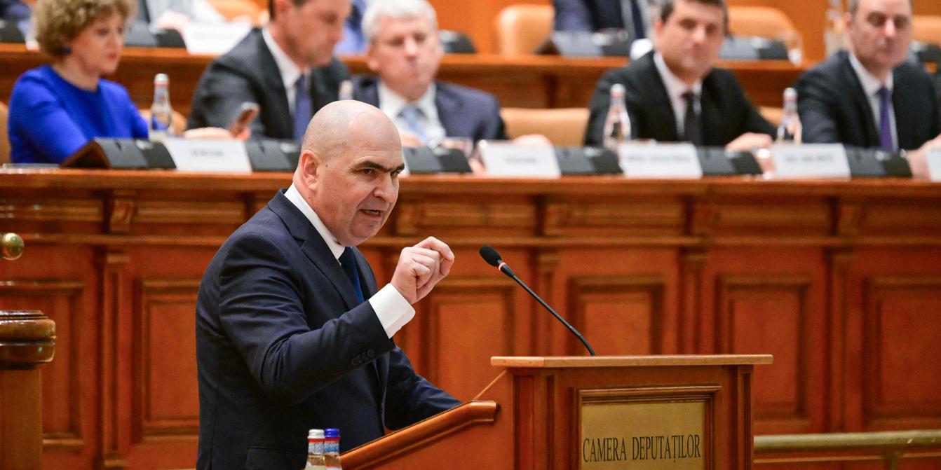 En Roumanie, le Parlement renverse le premier ministre libéral, Ilie  Bolojan, après une alliance entre les sociaux-démocrates et l'extrême droite