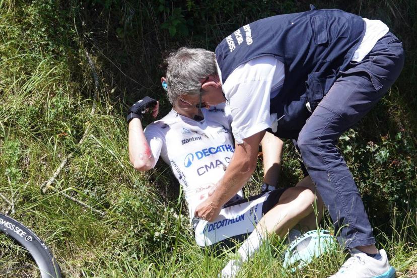 Paul Seixas victime d'une chute lors de la 7e étape du Tour Auvergne-Rhône- Alpes