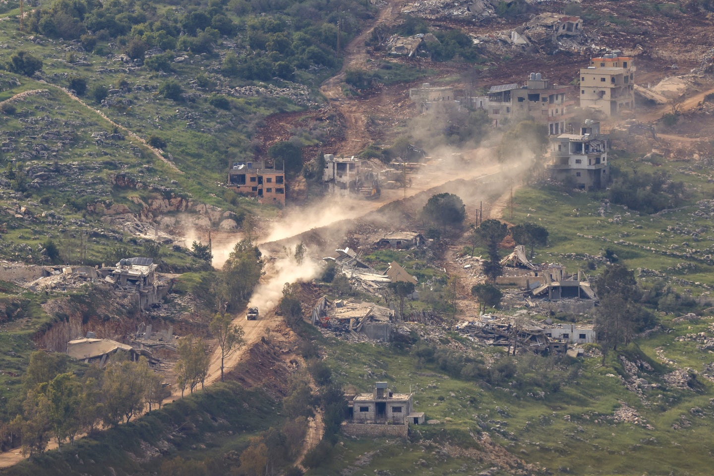 Nouvelles frappes israéliennes, le Hezbollah accuse Israël de violer le  cessez-le-feu | Le Devoir