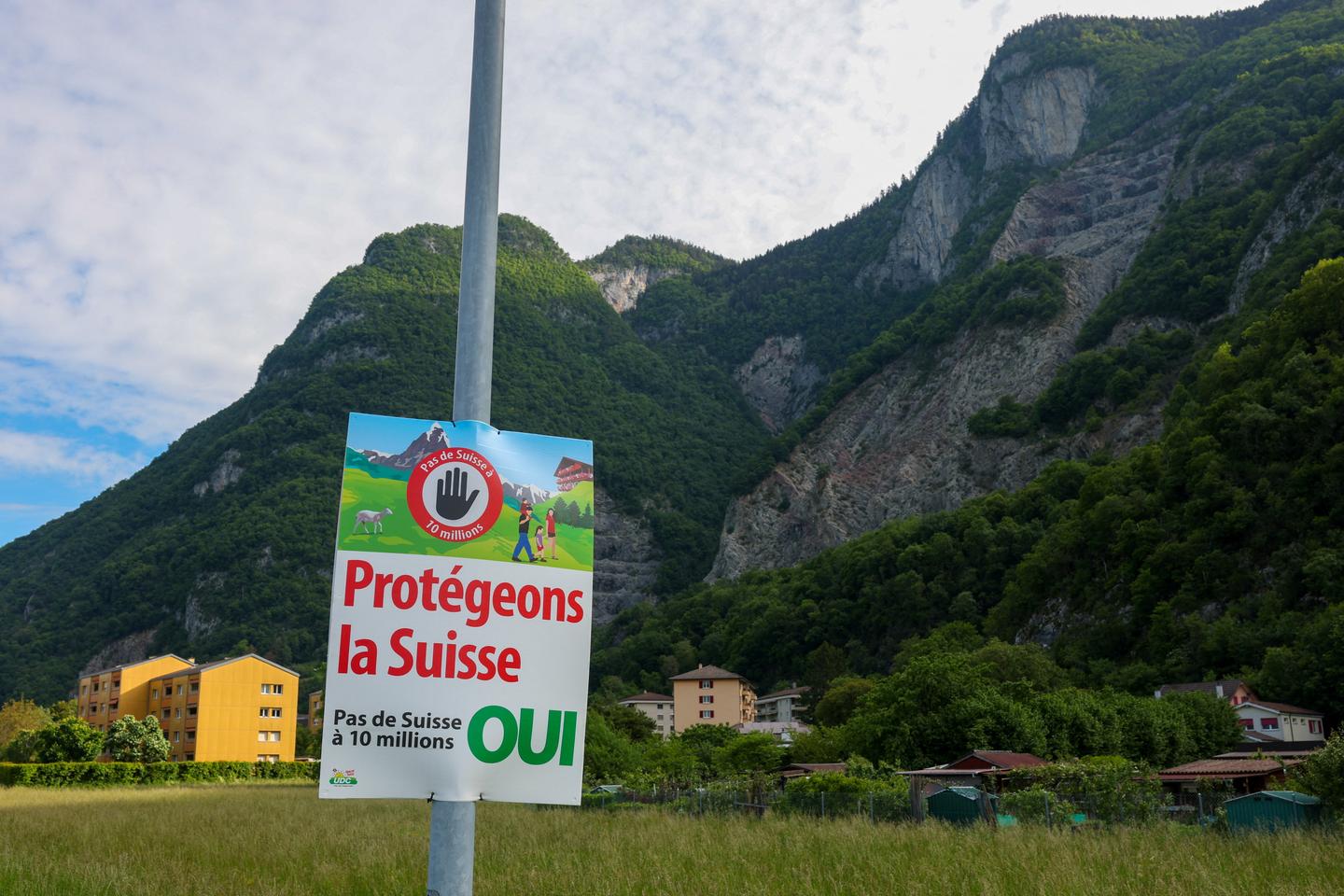 La Suisse pourrait devenir le premier pays au monde à fixer un plafond  démographique