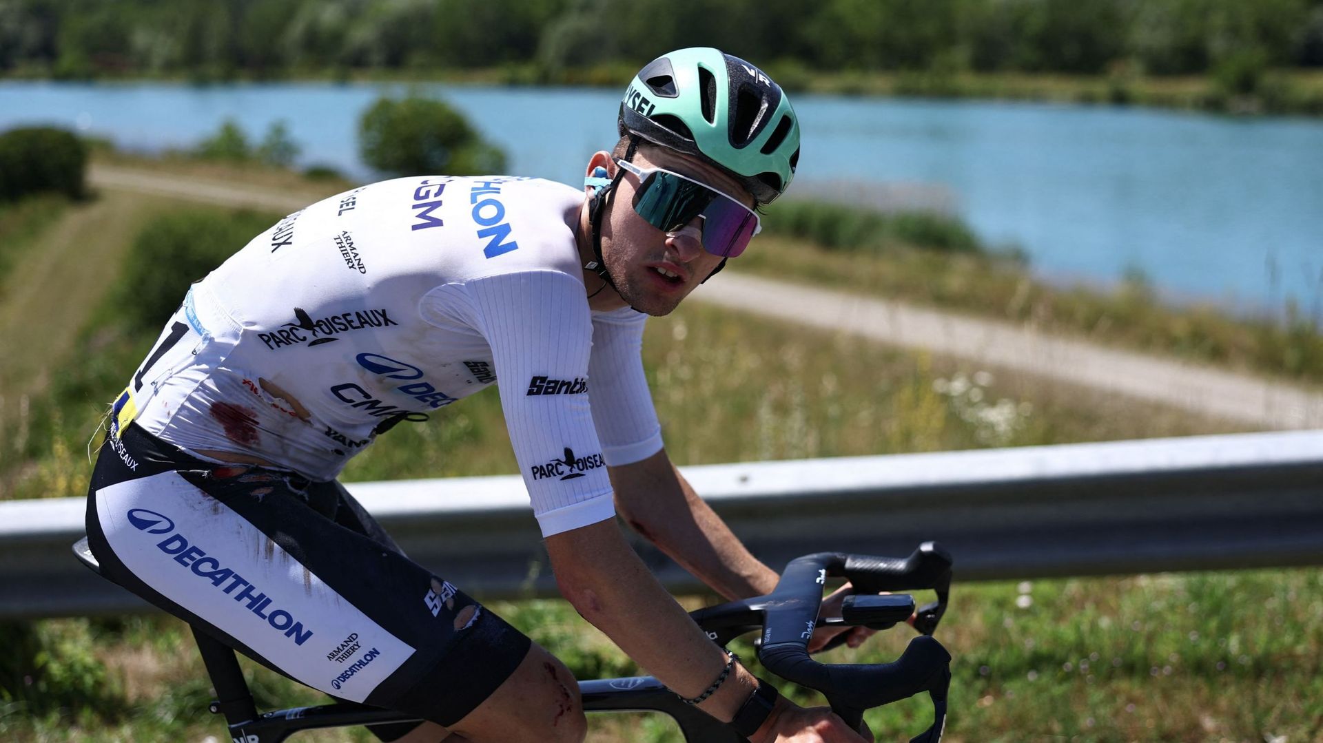 La chute a eu raison de lui : Paul Seixas abandonne au Tour Auvergne-Rhône- Alpes - RTBF Actus