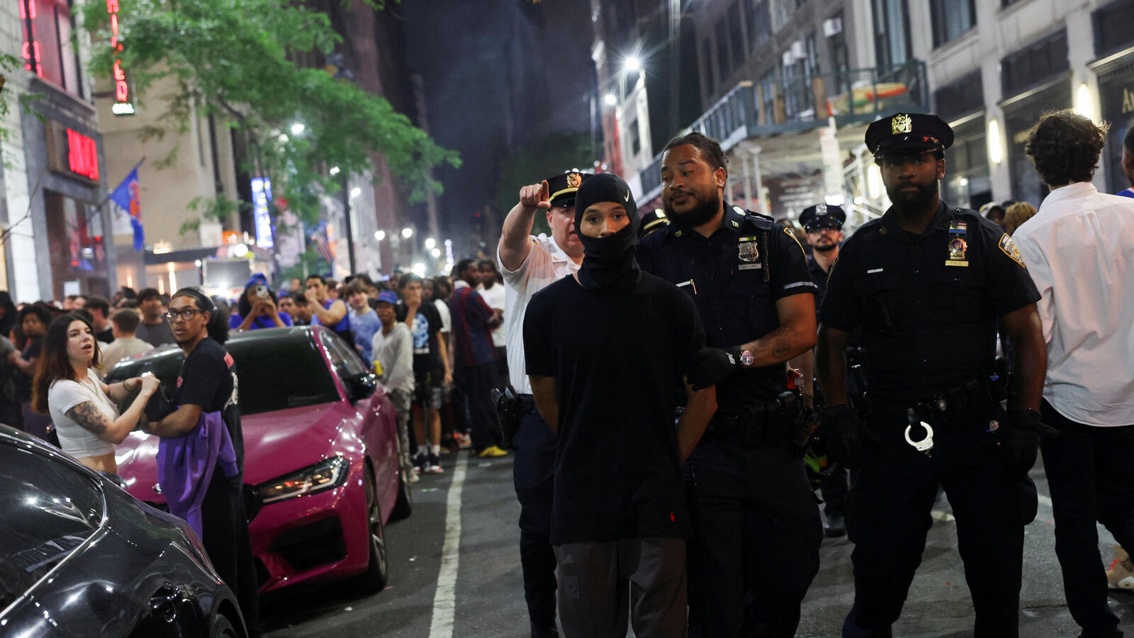 Dégradations, agressions de policiers : plus de 50 personnes arrêtées à New  York après la victoire des Knicks en finale NBA - Le Parisien