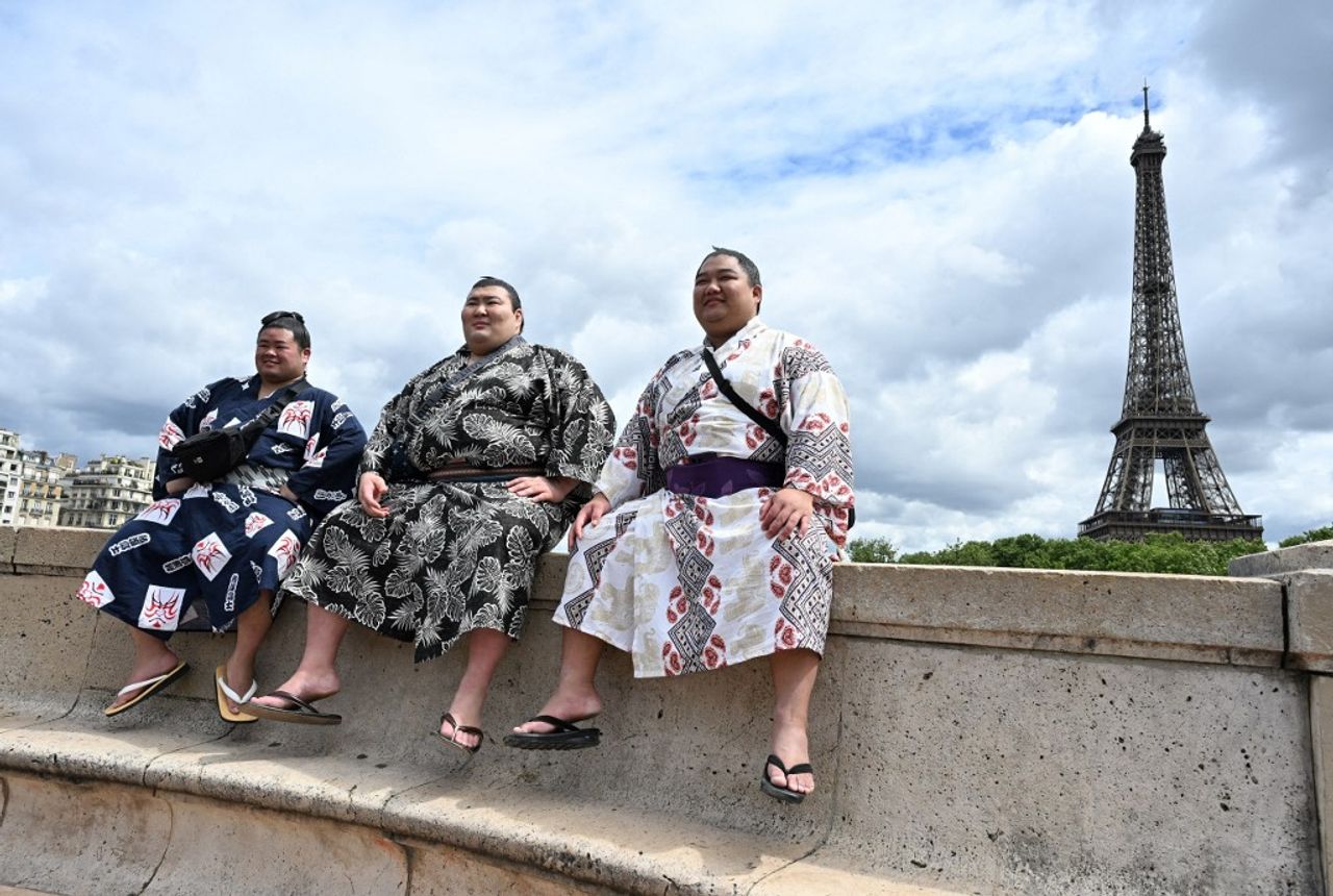 Tournoi de sumo à Paris : des doubles sièges d'avion aux toilettes  renforcées, les détails d'une compétition démesurée | TF1 Info