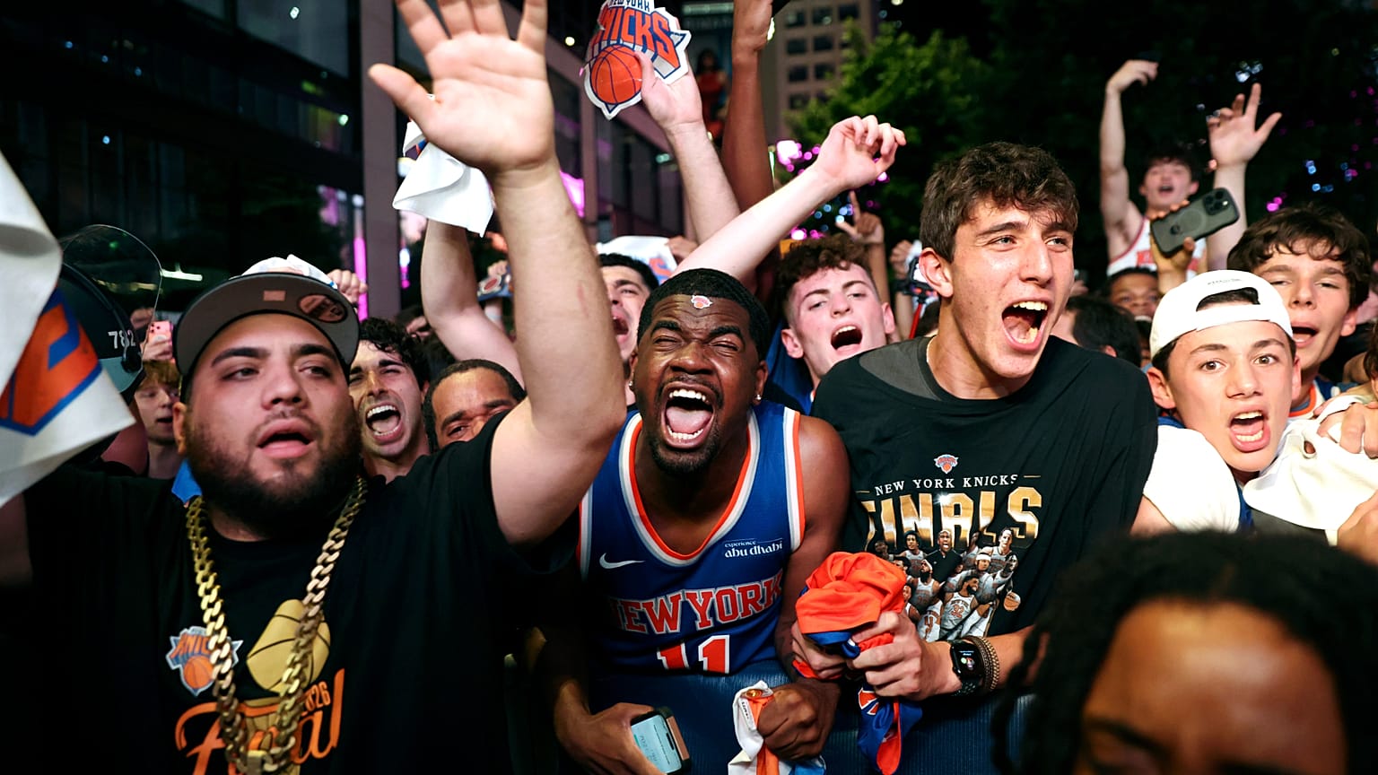 Vidéo. New York en liesse après le premier titre NBA des Knicks depuis 1973  | Euronews