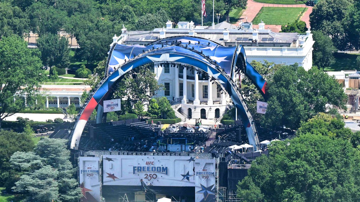 Donald Trump transforme la Maison-Blanche en arène de MMA pour ses 80 ans -  20 minutes