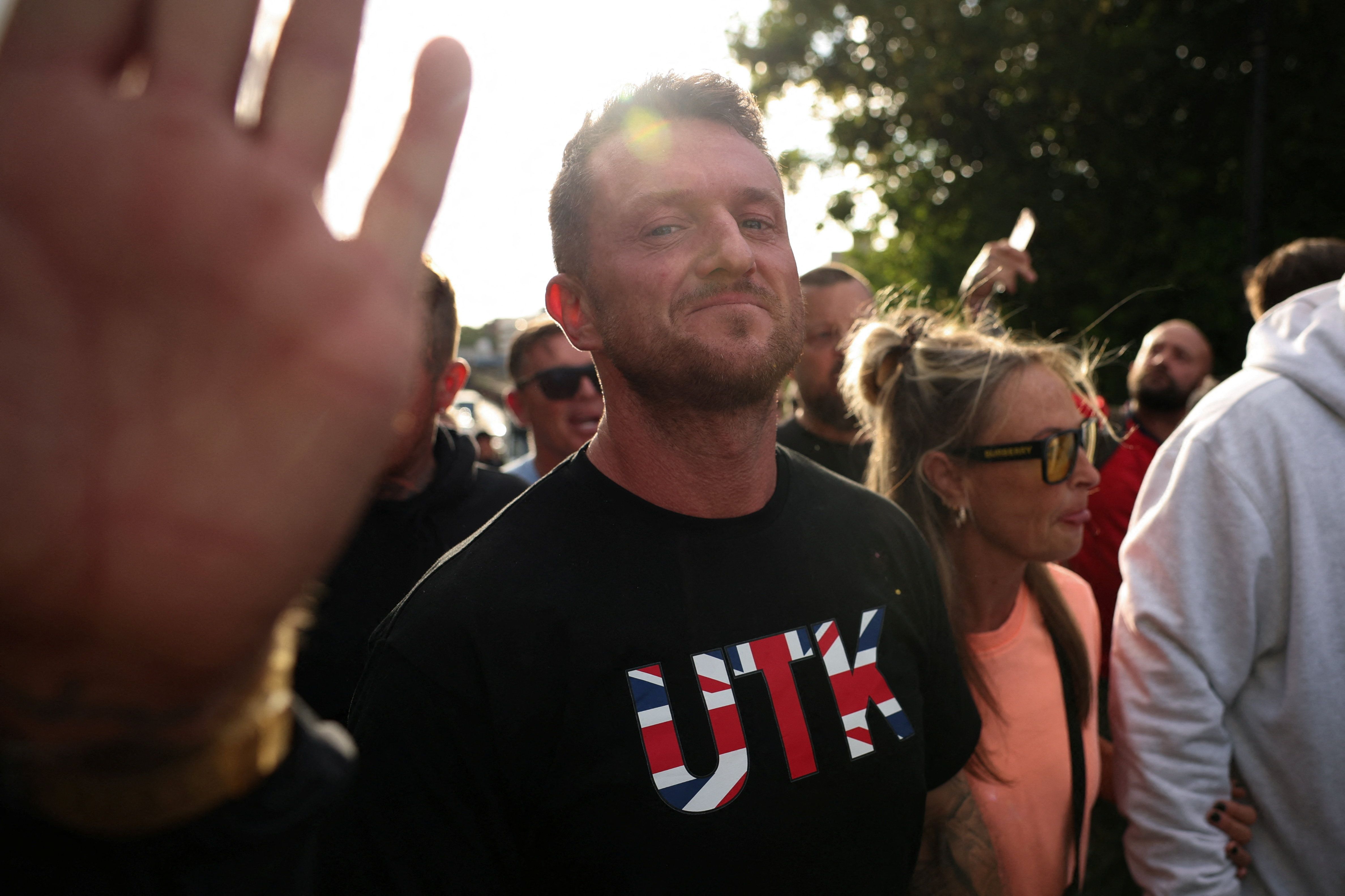 Royaume-Uni : la figure de proue de l'extrême droite Tommy Robinson  brièvement détenue en vertu des lois antiterroristes | Zonebourse Suisse