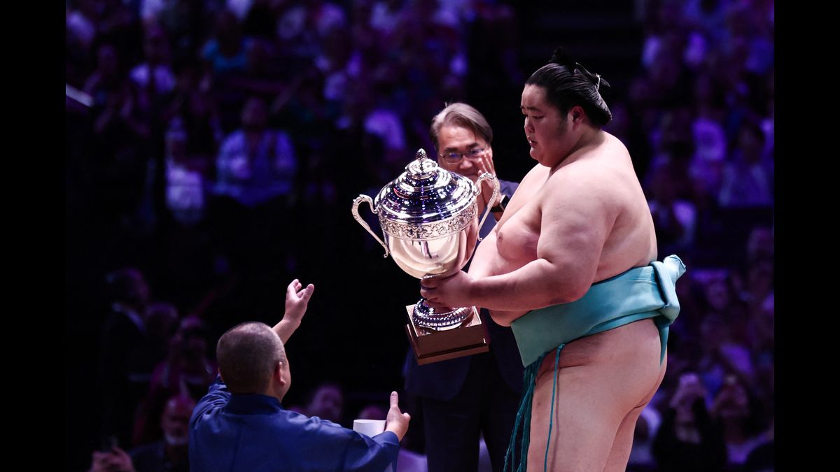 Tournoi de Paris de sumo : Kotozakura s'impose face au numéro 1 mondial –  franceinfo