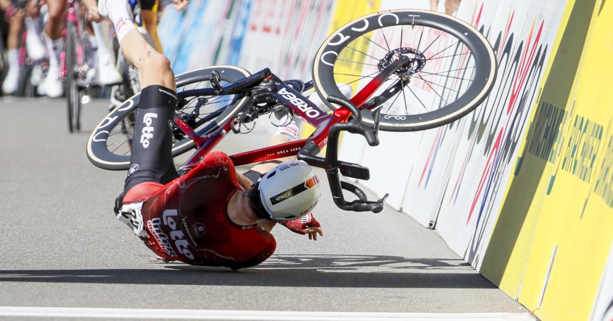 Il chute sur la ligne mais s'impose quand même : l'incroyable première  victoire professionnelle de Liam Slock (photo)