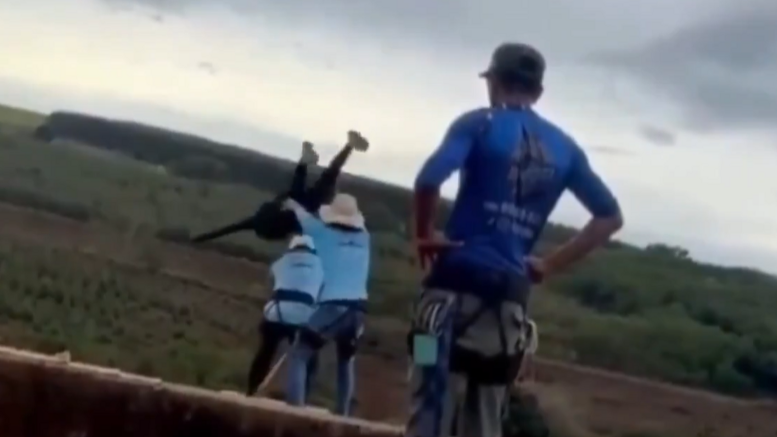 Brésil : une jeune femme meurt lors d'un saut à l'élastique, les  instructeurs ont oublié d'attacher la malheureuse victime - Le Parisien