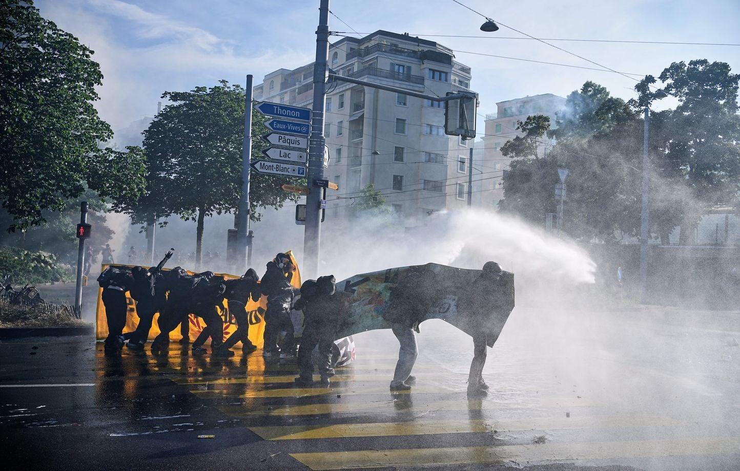 G7 à Evian : Multiples affrontements entre manifestants et police à Genève