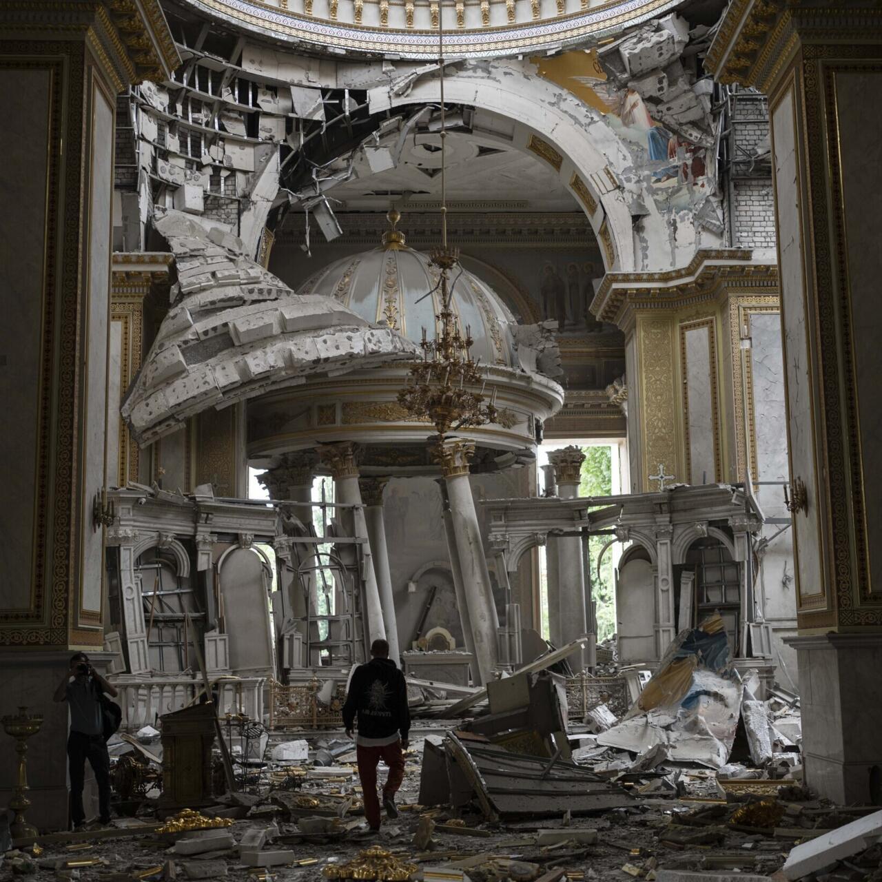 Ukraine : une attaque russe sur Odessa fait deux morts, une cathédrale  "détruite" - France 24