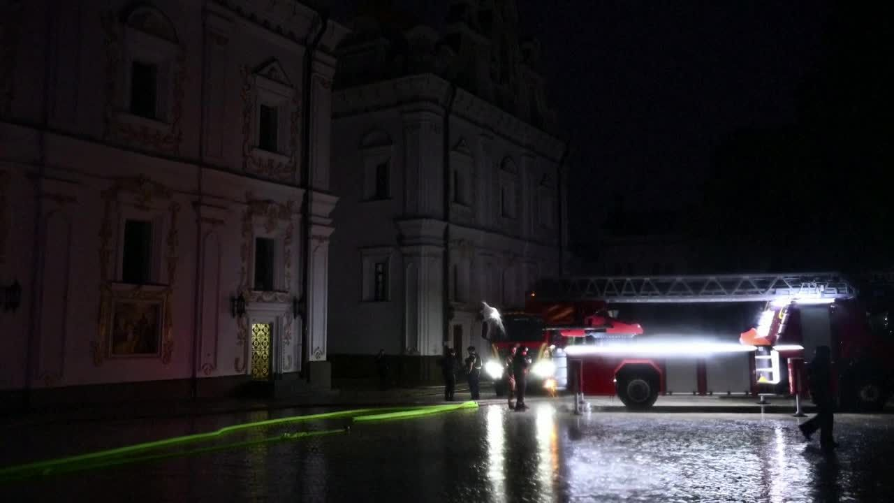 Ukraine: la cathédrale de la Dormition de Kiev en proie aux flammes après  une frappe russe - 15/06/2026 à 08:06 - AMP Boursorama