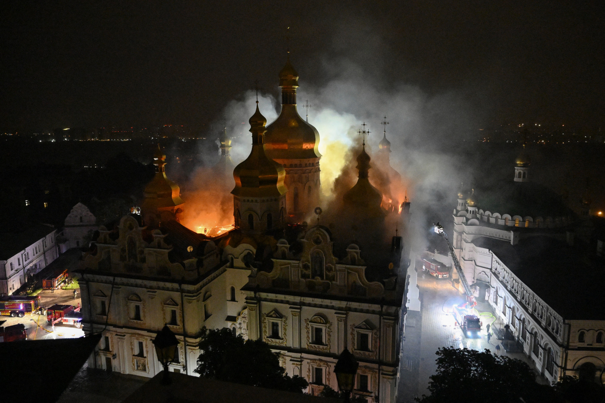 Kiev: une cathédrale orthodoxe célèbre prend feu après des frappes