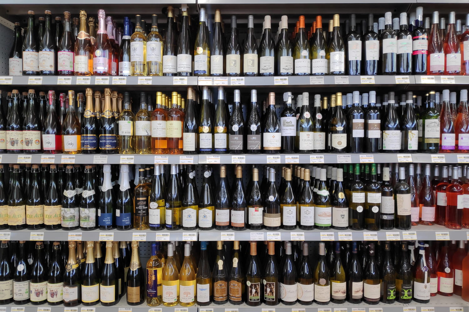 Trump menace des droits de douane de 100% sur les vins et champagnes  français