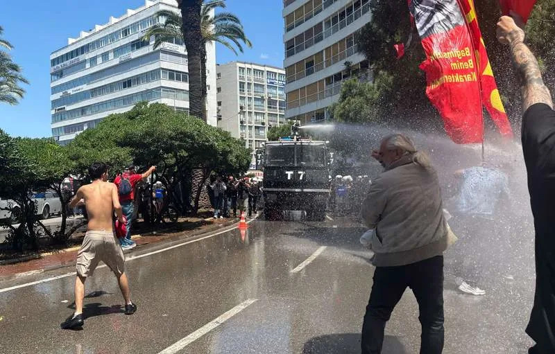 Turkish police fire water cannon at opposition protesters in İzmir