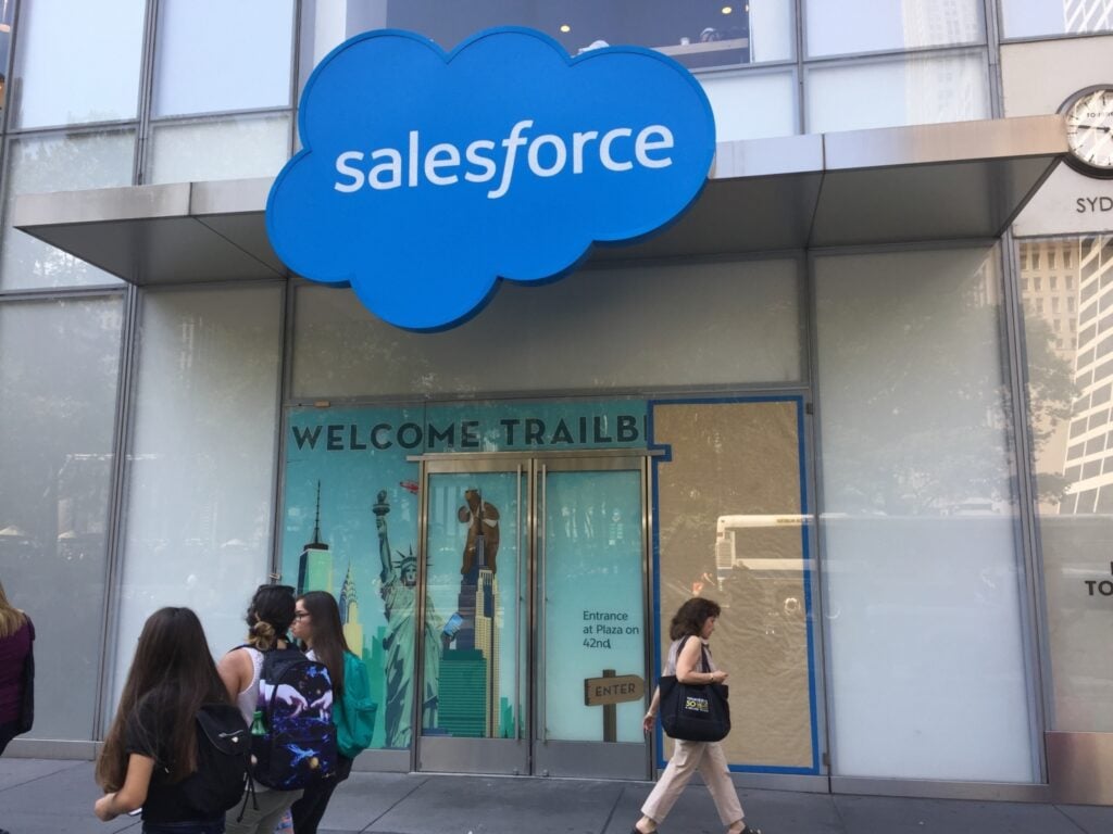 Salesforce mise gros sur l'IA agentic, acquiert Regrello pour mettre fin au  travail manuel et permettre des automatisations alimentées par l'IA |  Benzinga France