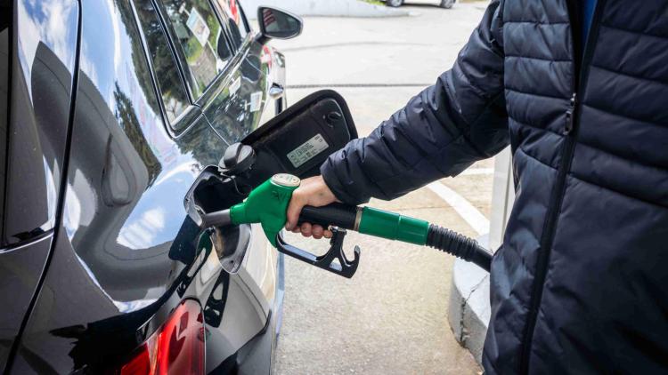 Carburants : le gazole repasse sous les 2 euros, un répit pour les  automobilistes