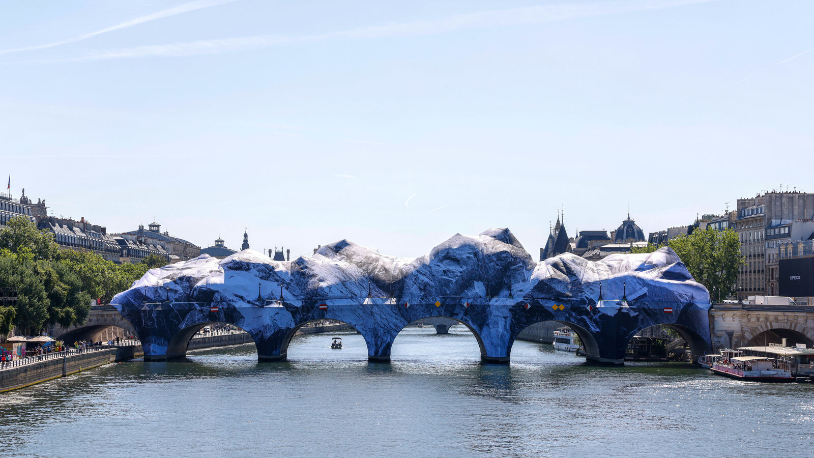Paris : la Caverne de JR retrouve enfin sa toile après des jours et des  nuits de travaux, pour une ouverture imminente ? - Le Parisien