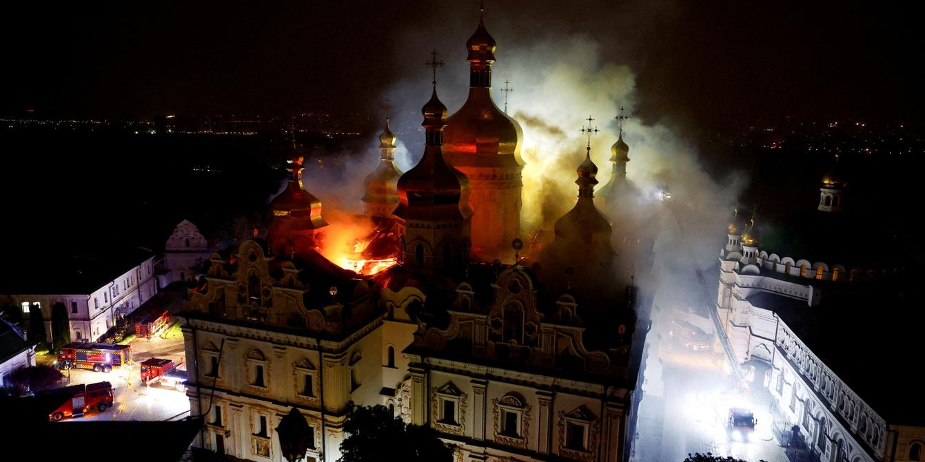 EN DIRECT, guerre en Ukraine : neufs morts dans des frappes russes à Kiev  et Kharkiv ; la cathédrale de la Dormition en feu dans la capitale