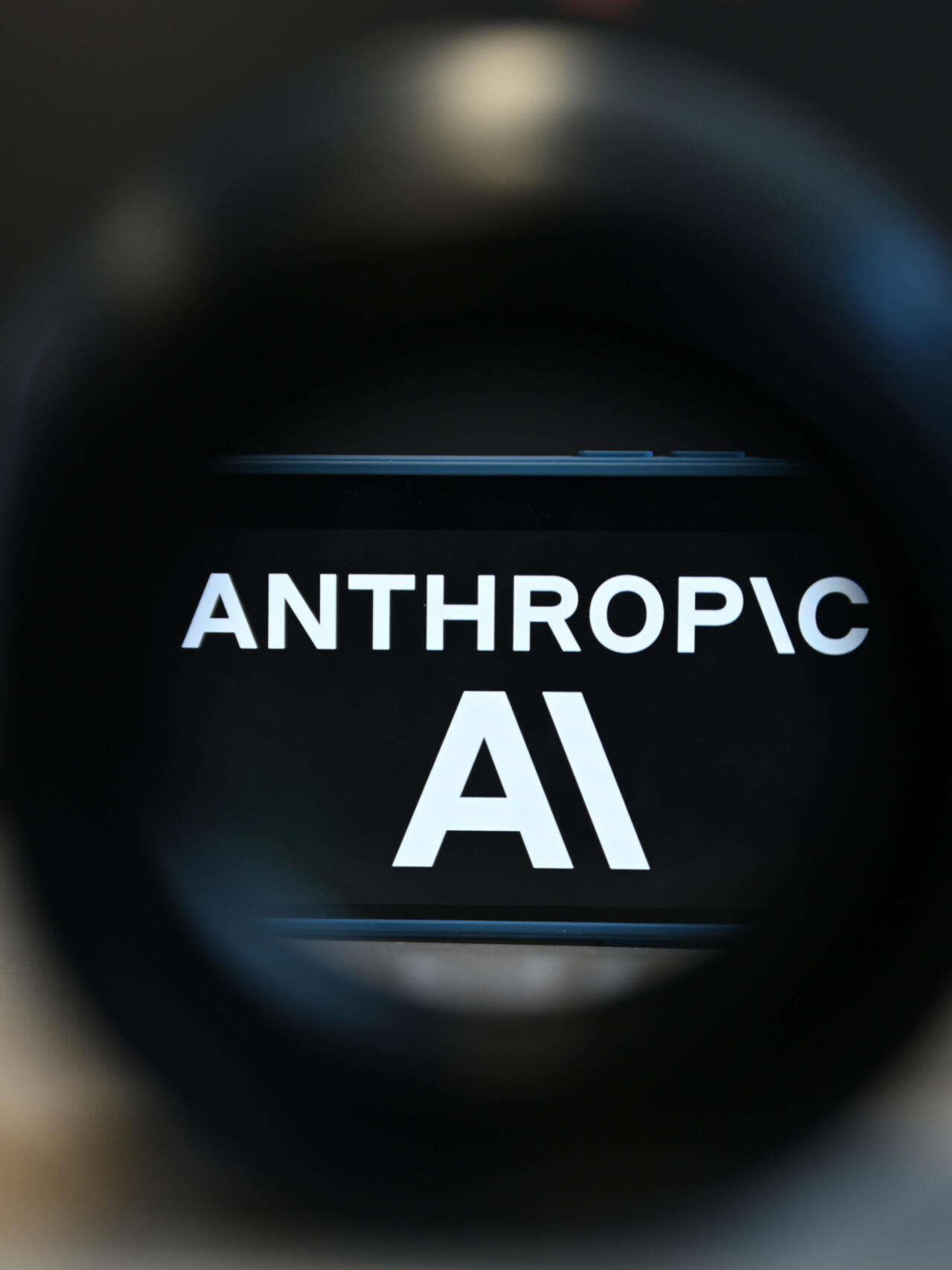 Les États-Unis forcent Anthropic à suspendre son IA la plus puissante -  France 24