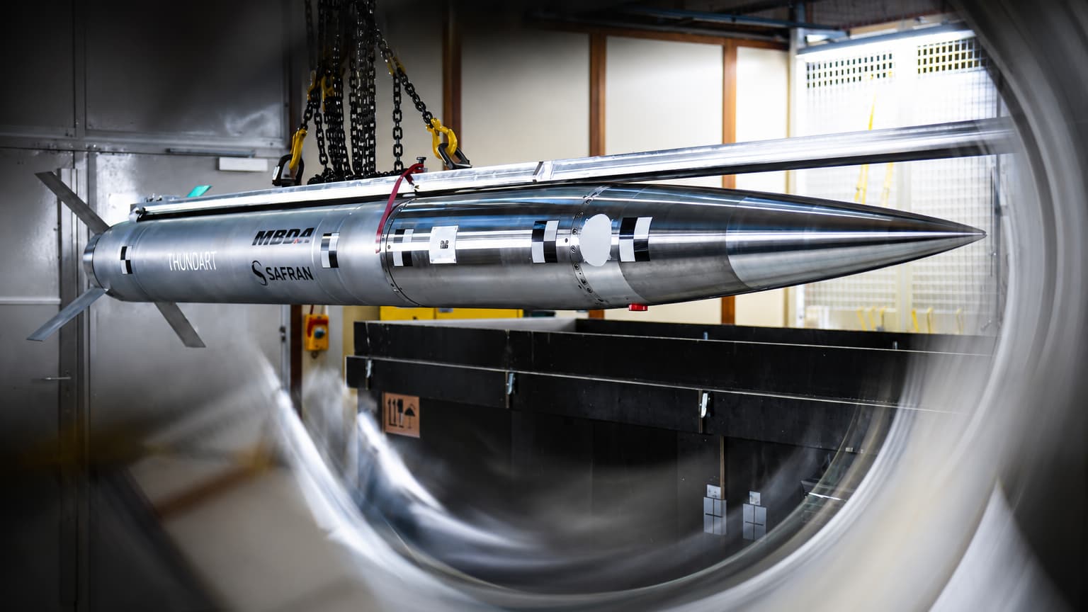Le stratégique futur lance-roquettes de la France ne sera pas américain: la  ministre des Armées annonce entrer en négociation exclusive avec Safran et  MBDA pour le successeur du système actuel