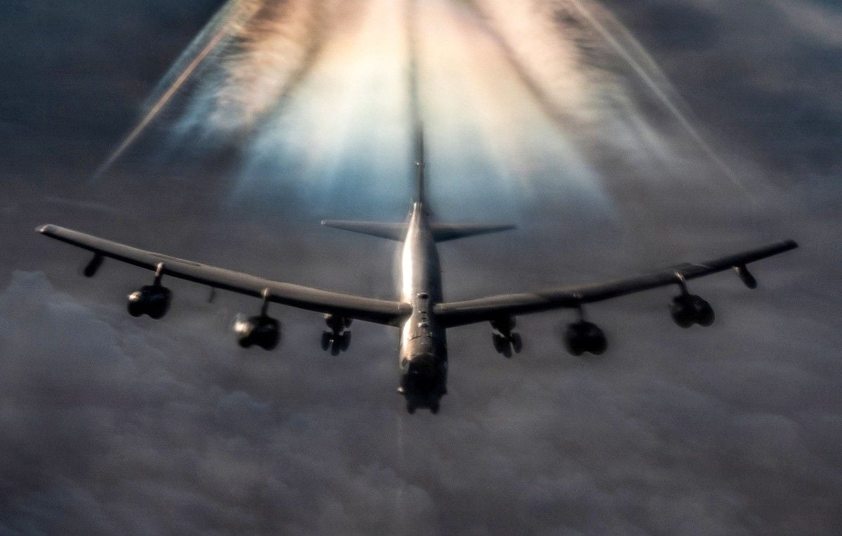 Etats-Unis : Un bombardier B-52 s'écrase au décollage en Californie
