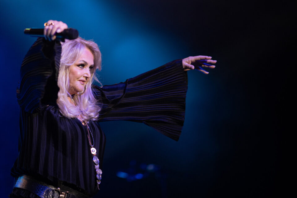 Bonnie Tyler hospitalisée au Portugal : la chanteuse est sortie du coma mais  reste dans un état "très grave"
