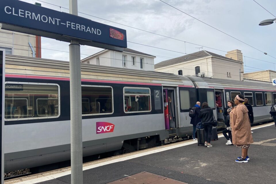 SNCF. Le train Clermont-Paris a 12h de retard : les passagers dénoncent un  "enfer"