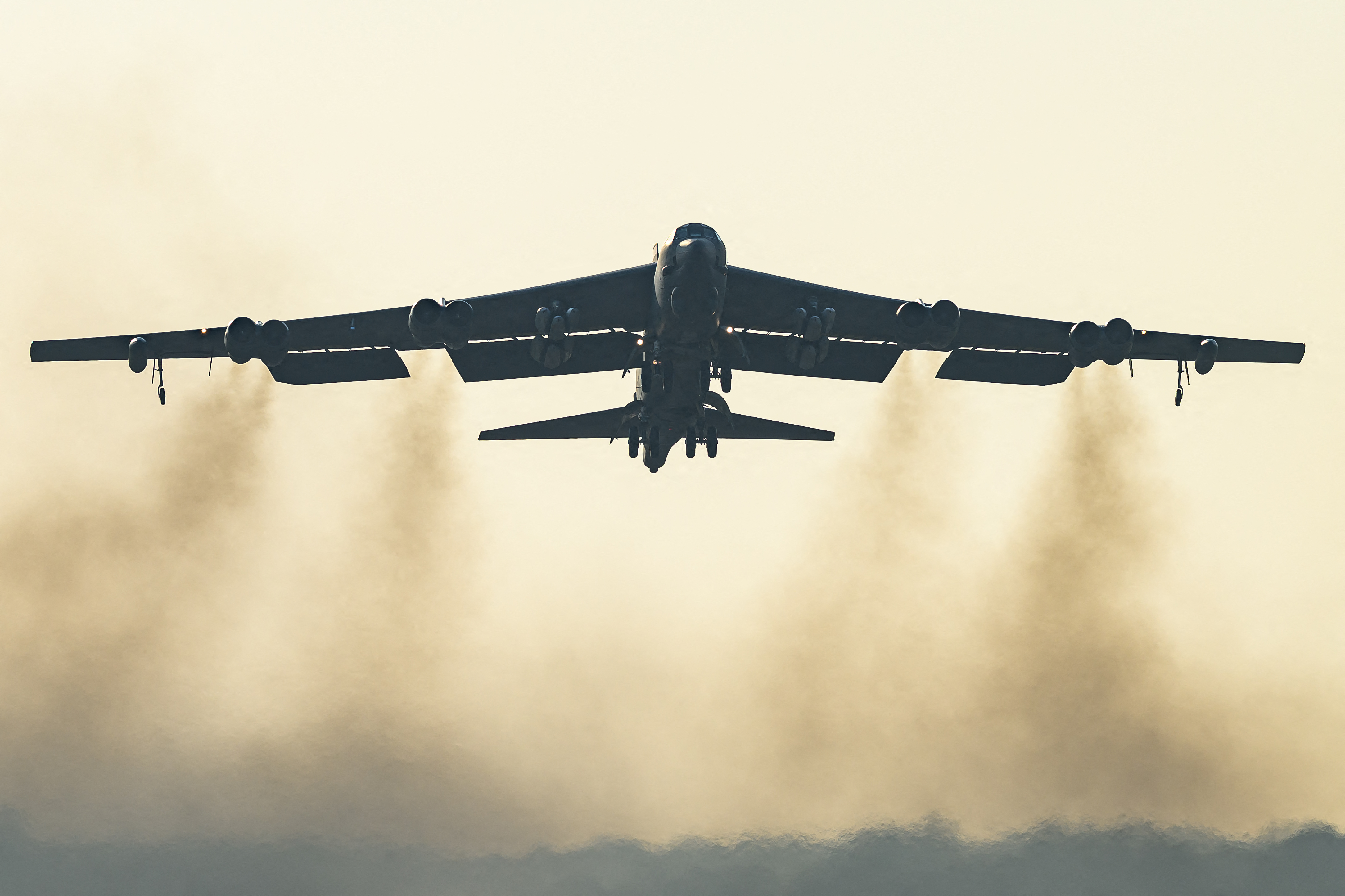 Huit morts dans le crash d'un bombardier B-52 en Californie – Libération