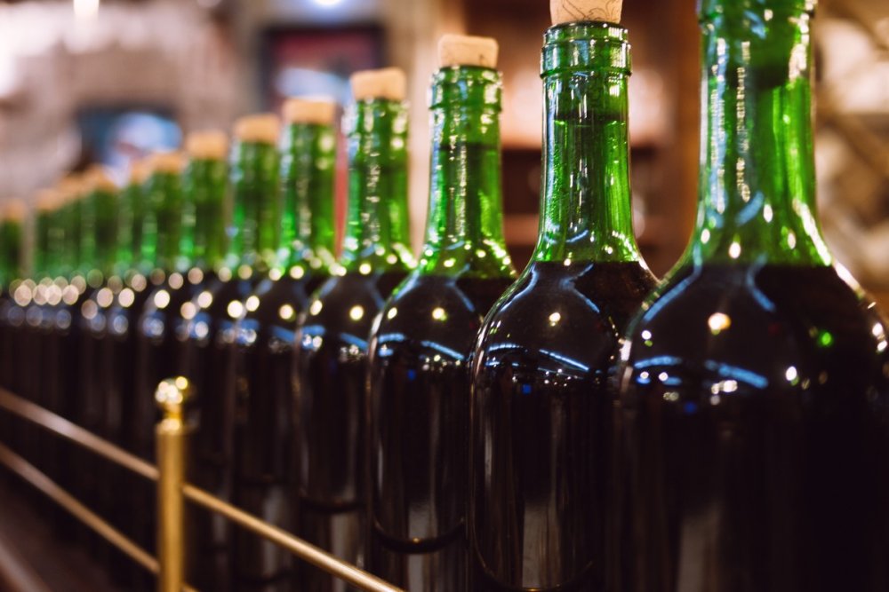 A 200% de droits de douane, le business s'arrête" : la filière viticole sous  le choc après les menaces américaines - La Revue du vin de France
