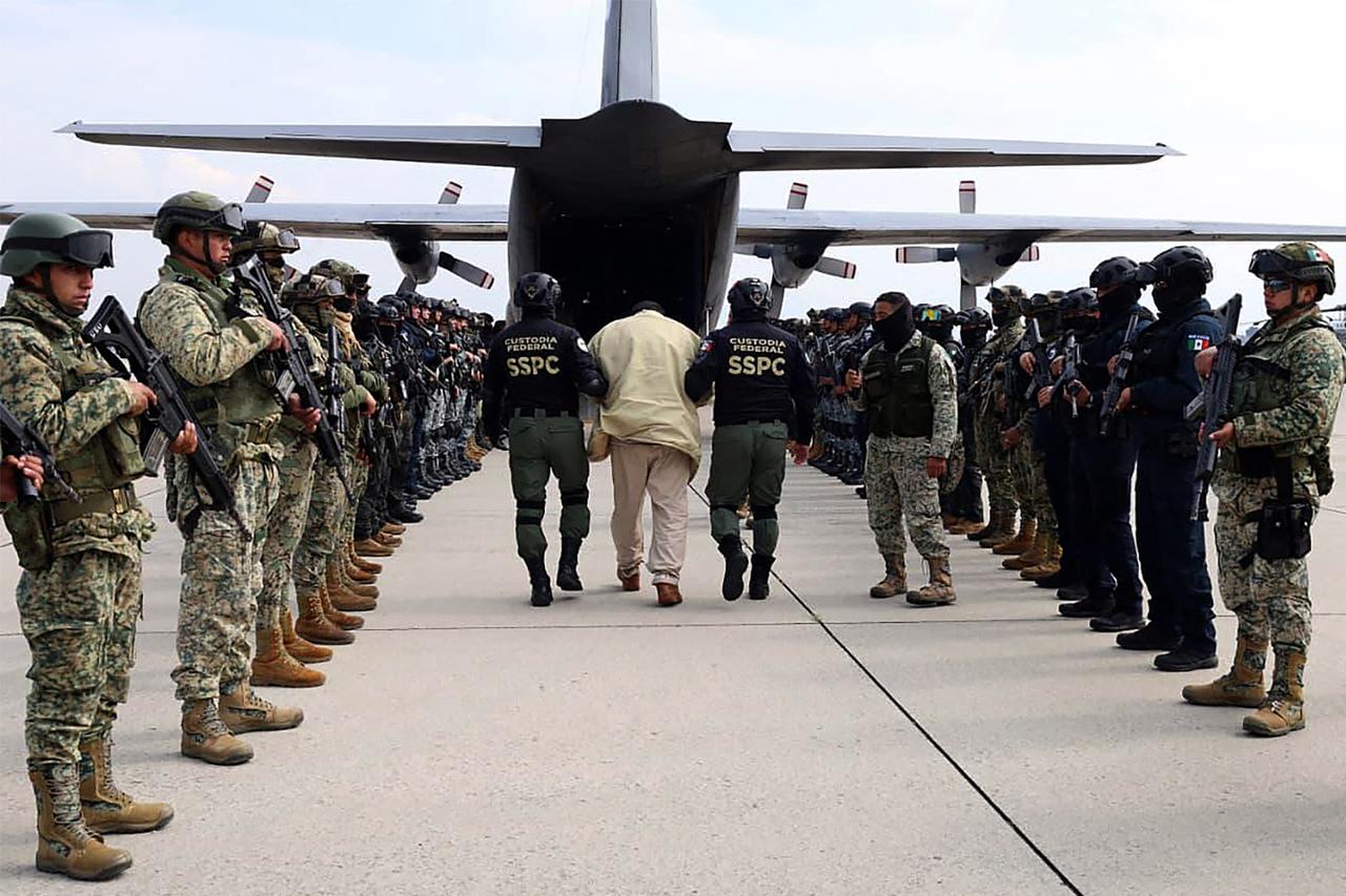 Le Mexique paie son “tribut” à Trump : 37 narcos sont extradés aux  États-Unis