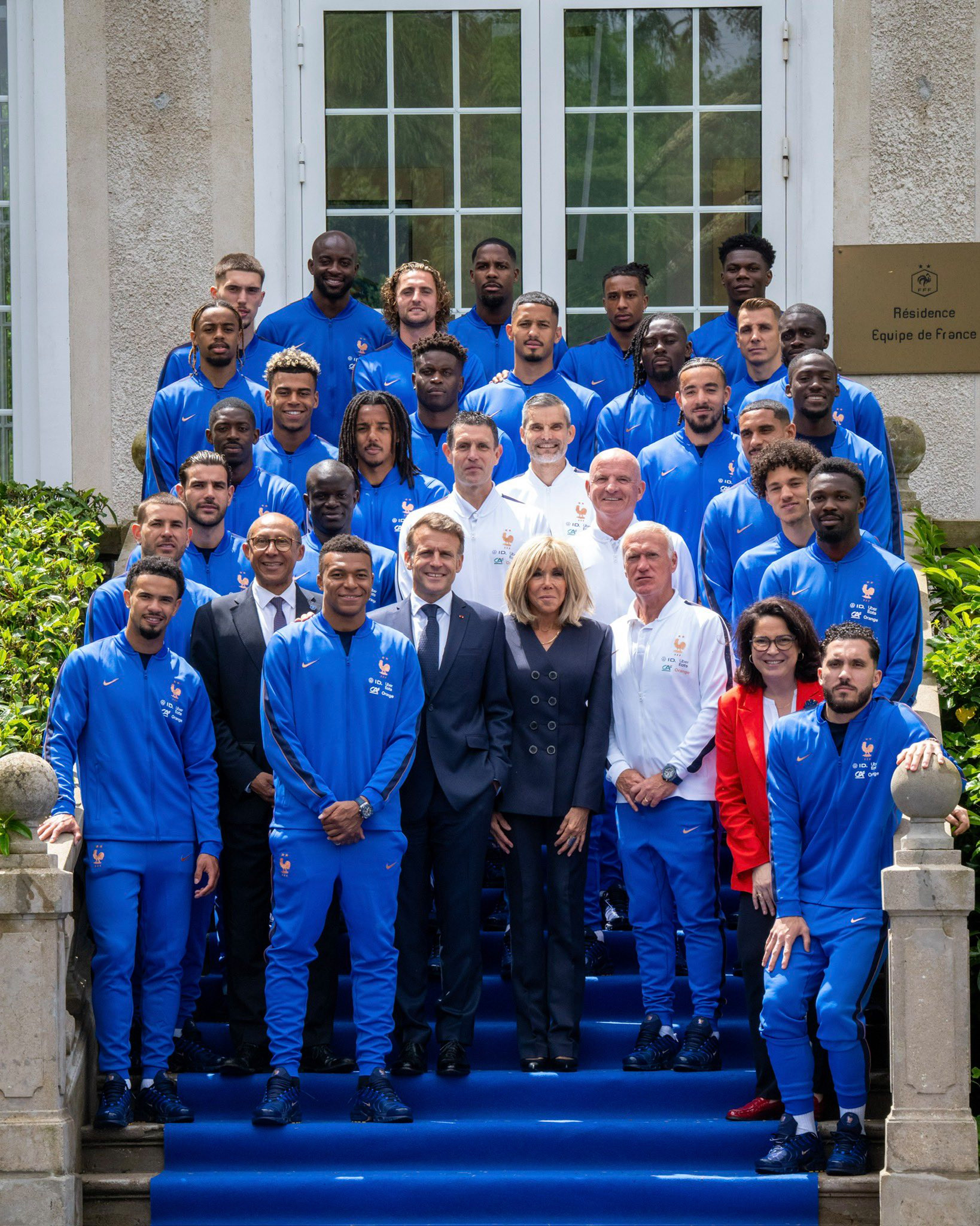 Coupe du monde: la ministre des Sports offre des pierres aux Bleus