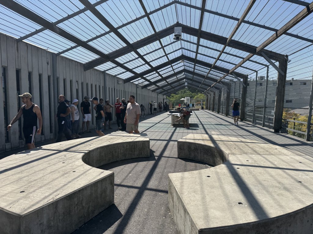 L'Assemblée nationale adopte l'allongement de la durée de rétention en CRA  pour certains étrangers - InfoMigrants