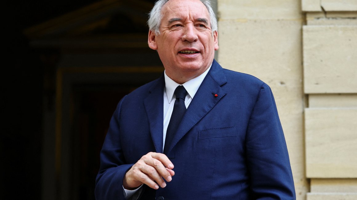 Présidentielle 2027 : François Bayrou balaie l'idée d'une candidature...  sans l'écarter totalement
