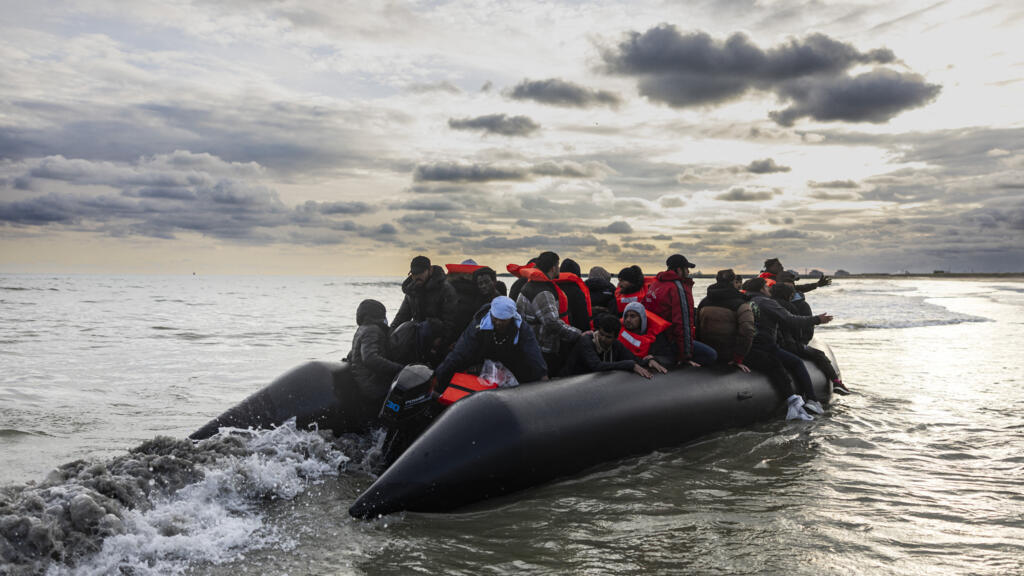 Plusieurs migrants dont un enfant meurent en tentant la traversée de la  Manche - France 24
