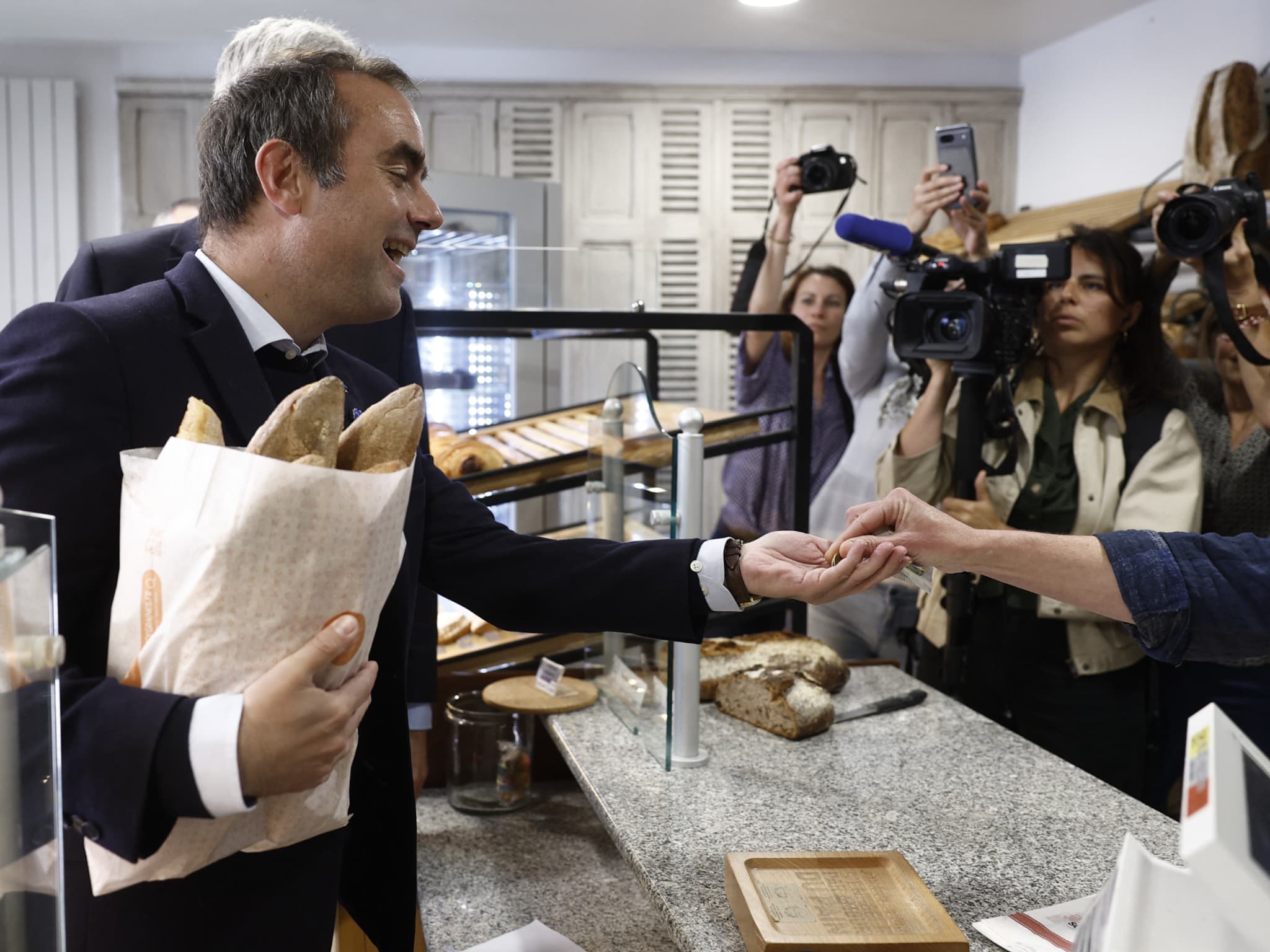 Clarification" ou "faute politique"? Un nouveau projet de loi pour faire  travailler les salariés des boulangeries et fleuristes le 1er-Mai arrive au  Sénat