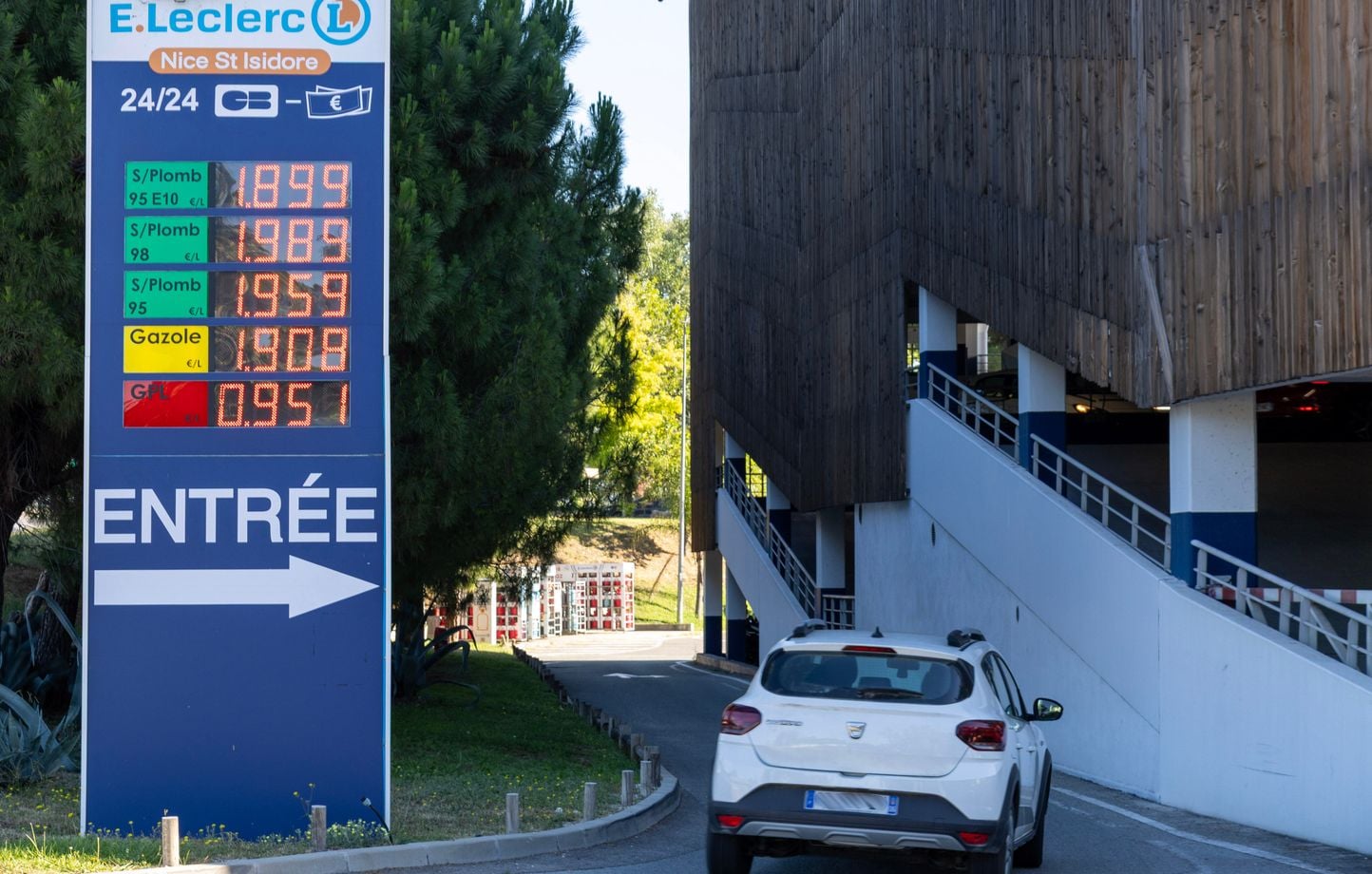 Prix des carburants : Le gazole repasse sous les 2 euros, une baisse  fragile après des semaines de tension