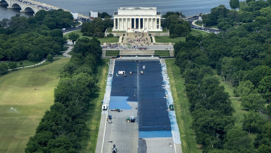 Donald Trump choisit une couleur "bleu drapeau américain" pour la  rénovation du bassin du Lincoln Memorial, un choix critiqué par des  historiens - ladepeche.fr