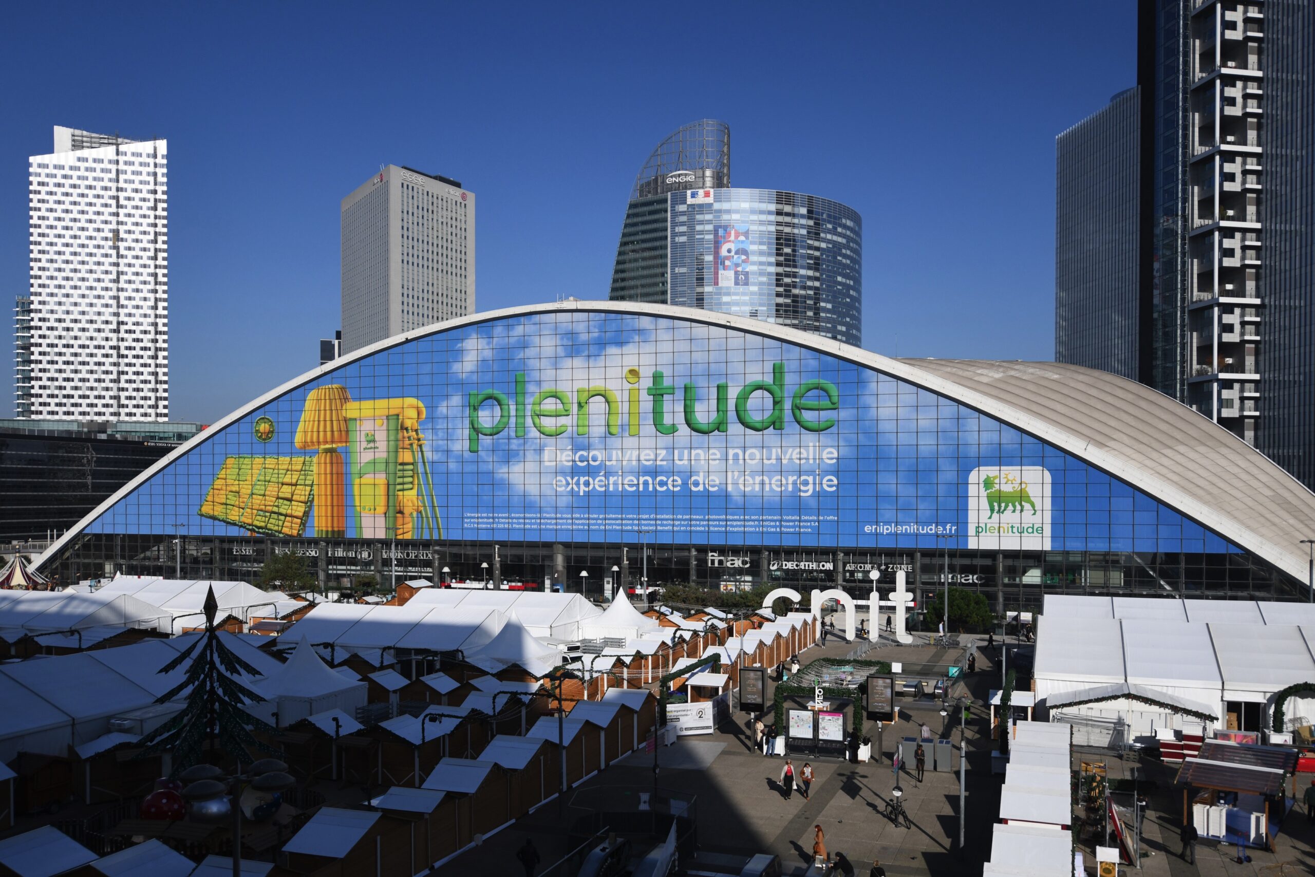 La nouvelle marque Plenitude d'Eni s'affiche en géant sur le Westfield Cnit  - Defense-92.fr