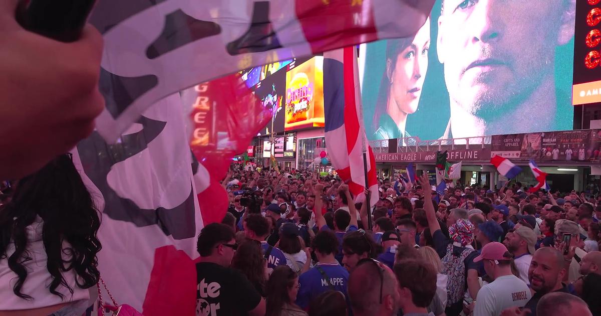 Coupe du monde: avant France-Sénégal, les supporters français enflamment Time  Square