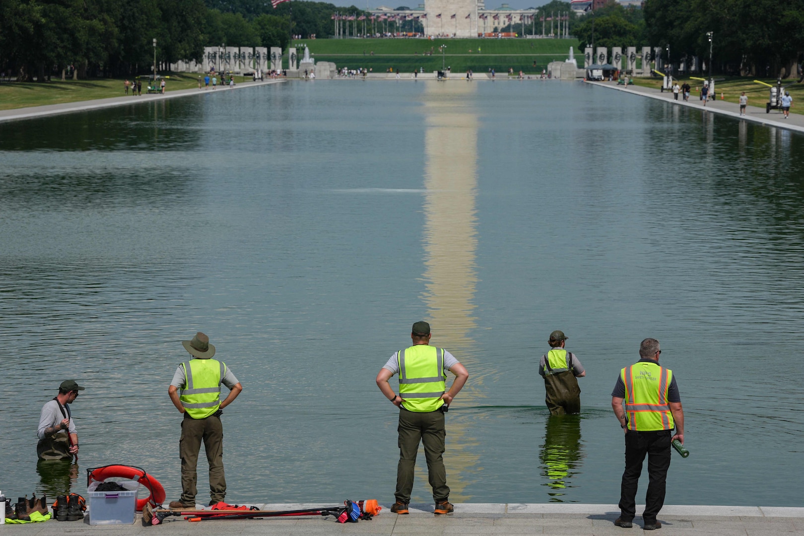 La polémique enfle au Lincoln Memorial : le miroir d'eau vire au vert une  semaine après sa rénovation par Donald Trump (PHOTOS) - La Libre